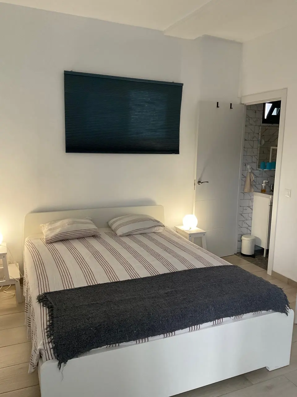 Coin nuit du Studio, lit 160 cm et salle de bain attenante