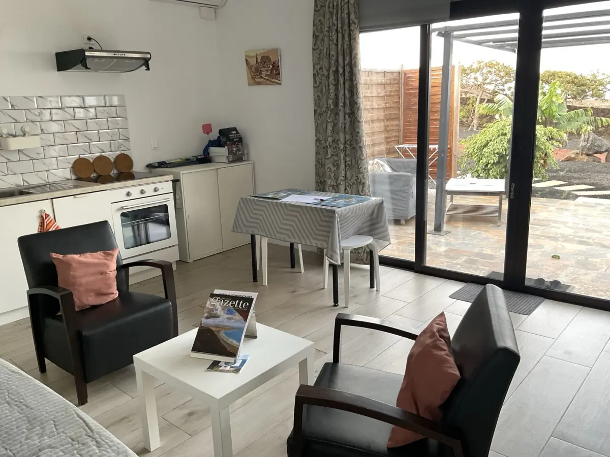 Séjour et cuisine du Studio, ouverts sur la terrasse